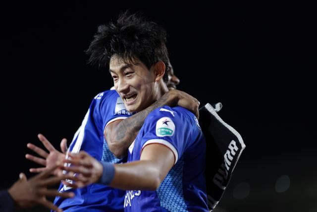 수원 삼성의 김현이 19일 화성종합운동장에서 열린 화성FC와 경기에서 후반 추가시간 페널티킥을 넣은 후 환호하고 있다. 한국프로축구연맹 제공