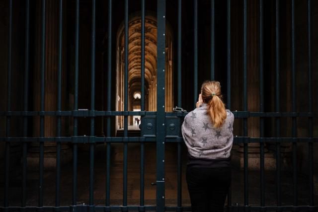 19일 프랑스 파리 루브르 박물관이 도난 사건으로 휴관하자 한 관광객이 잠겨진 문밖에서 사진을 찍고 있다. 파리=AFP 연합뉴스