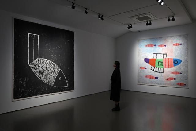 서울 종로구 현대화랑에서 열리고 있는 노은님(1946~2022) 특별 회고전 ‘빨간 새와 함께’에서 그의 대표작 '큰 물고기 하나'(왼쪽)와 '큰 물고기 식구들'이 전시돼 있다. 뉴시스