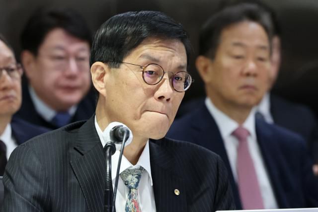 이창용 한국은행 총재가 20일 서울 중구 한국은행 본점에서 열린 2025년도 국회 기획재정위원회 한국은행 국정감사에서 생각에 잠겨 있다. 뉴스1