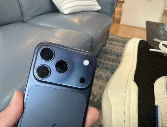 변색된 것으로 보이는 아이폰17 프로맥스 딥블루 색상 모델. 맥루머스 캡처