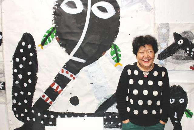 2022년 서울 종로구 평창동 가나아트갤러리에서 개인전이 열렸을 당시 자신의 작품 앞에 선 노은님 작가. 가나아트갤러리 제공