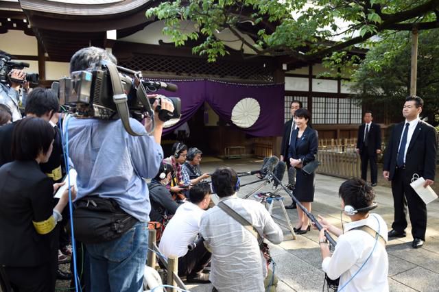 다카이치 사나에 일본 신임 총리가 총무상 재임 시절인 2015년 일본 도쿄도 지요다구 소재 야스쿠니 신사에서 참배를 마치고 기자회견을 하고 있다. 됴쿄=연합뉴스