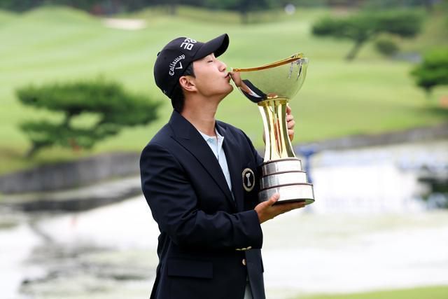옥태훈이 6월 22일 경남 양산 에이원 컨트리클럽에서 끝난 제68회 한국프로골프(KPGA) 선수권대회서 우승한 뒤 트로피에 입을 맞추고 있다. KPGA 제공