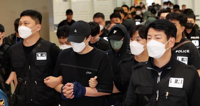 캄보디아 당국의 범죄단지 단속으로 적발돼 구금됐던 한국인들이 18일 오전 인천국제공항 2터미널을 통해 송환되고 있다. 최주연 기자