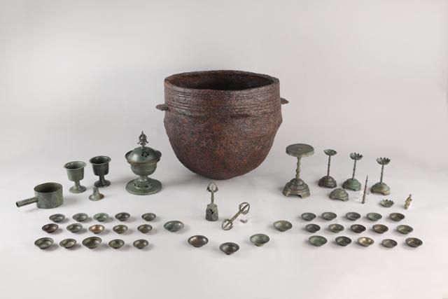 경주시 불국사미술관 특별전 '솥의 기억, 감춰진 염원'에서 전시 중인 철솥과 향로, 촛대, 법구 등 고려 시대 불교 공예품. 국립경주문화유산연구소 제공