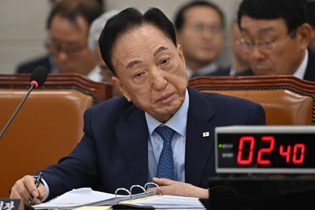 김철수 대한적십자사 회장이 22일 국회 보건복지위원회 국정감사에 출석해 의원들의 질의를 듣고 있다. 정다빈 기자