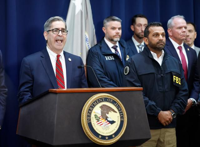 미 연방수사국, 국토안보국, 뉴욕동부지검, 뉴욕경찰청 관계자들이 23일 미국 뉴욕에 위치한 뉴욕동부지검에서 기자회견을 열고 스포츠 베팅 조작 및 사기도박 혐의로 11개 주에서 총 34명을 체ㅗ했다고 밝히고 있다. 뉴욕=UPI 연합뉴스