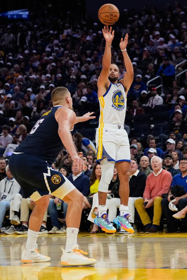 골든스테이트의 스테픈 커리(오른쪽)가 24일 미국 샌프란시스코 체이스 센터에서 열린 덴버와 경기 도중 3점슛을 쏘고 있다. 샌프란시스코=AP 연합뉴스