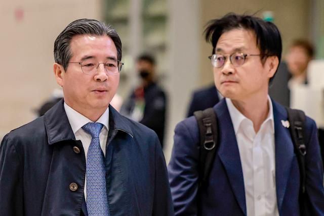 관세협상 후속 협의를 위해 미국 워싱턴을 방문했던 김용범(왼쪽) 대통령실 정책실장과 김정관 산업통상부 장관이 24일 인천국제공항을 통해 귀국하고 있다. 뉴시스