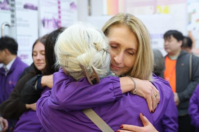 26일 서울 종로구 '별들의집'에서 10·29 이태원 참사 희생자의 국내외 유가족들이 서로 포옹하며 위로해주고 있다. 홍인기 기자