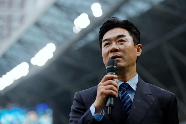 윤정환 인천 유나이티드 감독이 26일 인천축구전용경기장에서 열린 경남FC와의 K리그2 2025 36라운드에서 3-0 승리 후 승격을 확정한 뒤 소감을 밝히고 있다. 뉴스1
