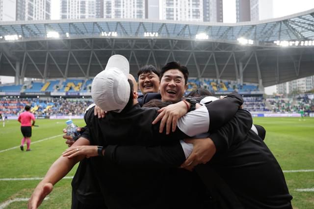 윤정환 인천 유나이티드 감독과 코칭스태프가 26일 인천축구전용경기장에서 열린 경남FC와의 K리그2 2025 36라운드에서 3-0 완승 후 승격을 확정한 뒤 기뻐하고 있다. 한국프로축구연맹 제공