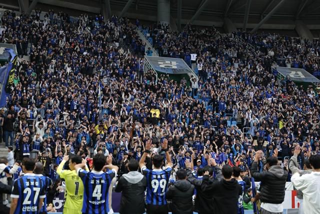 인천 유나이티드 팬들이 26일 인천축구전용경기장에서 열린 경남FC와의 K리그2 2025 36라운드에서 3-0 완승 후 승격이 확정되자 선수단과 함께 기뻐하고 있다. 한국프로축구연맹 제공