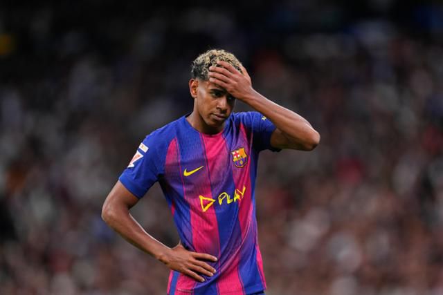 FC바르셀로나의 라민 야말이 27일(한국시간) 스페인 마드리드의 산티아고 베르나베우에서 열린 레알 마드리드와의 2025~26시즌 스페인 라리가 10라운드에서 경기가 풀리지 않자 머리를 짚고 있다. 마드리드=AP 연합뉴스