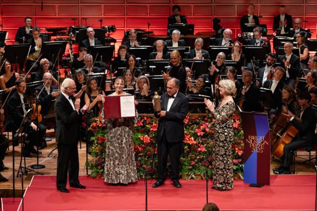 21일 스웨덴 스톡홀름 콘서트홀에서 열린 비르기트 닐손 시상식에서 칼 구스타프 16세 스웨덴 국왕(왼쪽부터)으로부터 상을 받은 소피 주아생 엑상프로방스 시장과 폴 에르믈랭 엑상프로방스 페스티벌 이사장이 상을 들어보이고 있다. 수산네 뤼덴 비르기트 닐손 재단 대표도 박수로 축하하고 있다. ⓒYanan Li