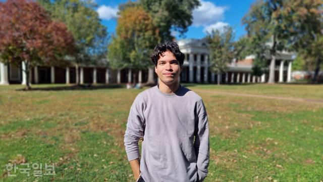 22일 미국 버지니아주 샬러츠빌의 버지니아대 캠퍼스 내 도서관 로툰다 앞 잔디밭에서 본보와 만난 이 학교 4학년 경제학도 맥스웰 미첼. 샬러츠빌=권경성 특파원