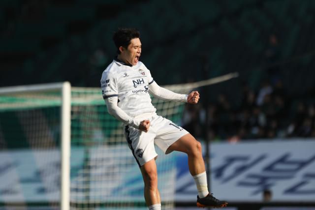 김천 상무의 이동경이 25일 전북 전주월드컵경기장에서 열린 2025 K리그1 전북 현대와의 경기에서 득점에 성공한 후 세리머니를 하고 있다. 한국프로축구연맹 제공