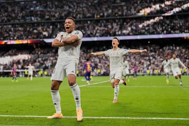 레알 마드리드의 킬리안 음바페가 27일(한국시간) 스페인 마드리드의 산티아고 베르나베우에서 열린 FC바르셀로나와의 2025~26시즌 스페인 라리가 10라운드에서 전반 선제골을 넣고 세리머니하고 있다. 마드리드=AP 연합뉴스