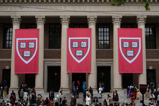 제374회 미국 하버드대 졸업식이 열린 5월 29일 미 매사추세츠주 케임브리지 하버드대 캠퍼스 내 와이드너 도서관 앞 풍경. AFP 연합뉴스 자료사진