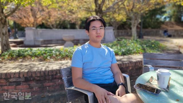 22일 미국 버지니아주 샬러츠빌의 버지니아대 캠퍼스 내 학생회관 뉴컴홀 근처에서 컴퓨터공학을 전공하는 이 학교 1학년생 에반 탱이 본보와 만나고 있다. 샬러츠빌=권경성 특파원