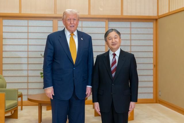 도널드 트럼프 미국 대통령과 나루히토 일왕이 27일 일본 도쿄 일왕 거처인 황거(皇居·고쿄)에서 함께 사진을 찍고 있다. EPA 연합뉴스