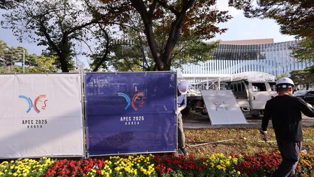 '2025 경주 아시아태평양경제협력체(APEC) 정상회의'가 임박한 26일 경북 경주화백컨벤션센터 입구에 펜스가 설치되고 있다. 경주=뉴스1