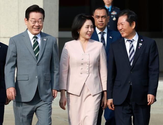 이재명 대통령과 김혜경 여사가 말레이시아 쿠알라룸푸르에서 열리는 아세안(ASEAN·동남아시아국가연합) 정상회의에 참석하기 위해 26일 경기 성남 서울공항에 도착해 정청래 더불어민주당 대표와 대화하며 공군 1호기로 향하고 있다. 뉴시스