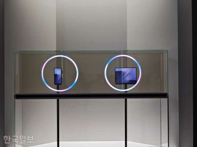 28일 경북 경주시 경주엑스포대공원 에어돔에 마련된 'K-테크 쇼케이스' 전시장에 설치된 삼성전자 부스에 삼성전자 최초의 '트라이폴드' 폰이 전시되고 있다. 경주=김진욱 기자