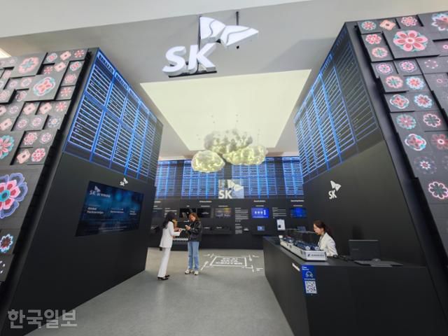 28일 경북 경주시 경주엑스포대공원 에어돔에 마련된 'K-테크 쇼케이스' 전시장에 설치된 SK 부스의 모습. 경주=김진욱 기자