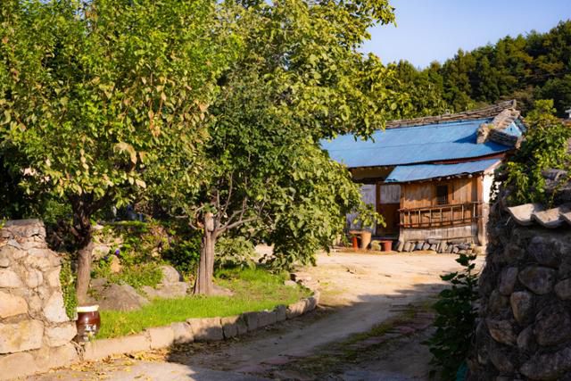 옛 민박집의 정취를 간직하고 있는 상도문의 옛 가옥.