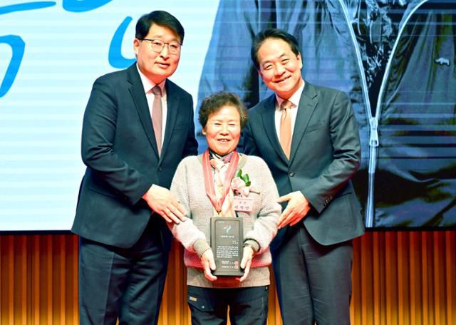 29일 서울시청 다목적홀에서 열린 '서울특별시 봉사상' 시상식에서 개인 부문 대상을 받은 이복단씨가 김태균(왼쪽) 서울시 행정1부시장, 이성철 한국일보 사장과 기념사진을 촬영하고 있다. 강예진 기자