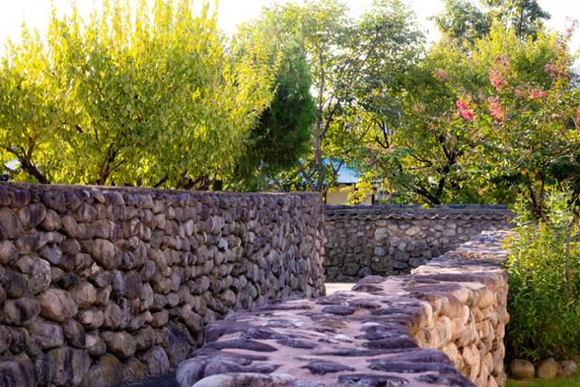 상도문 돌담마을의 골목길이 돌담으로 둘려 있다.