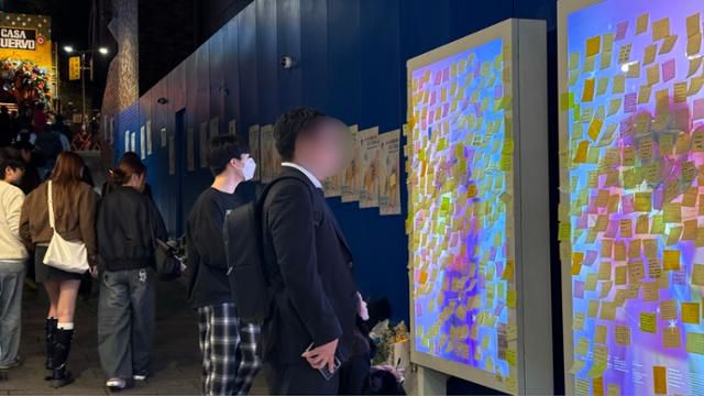 핼러윈을 맞은 31일 시민들이 2022년 참사가 일어났던 서울 용산구 이태원 골목에서 발걸음을 멈추고 벽에 붙은 추모 메시지를 읽고 있다. 문지수 기자