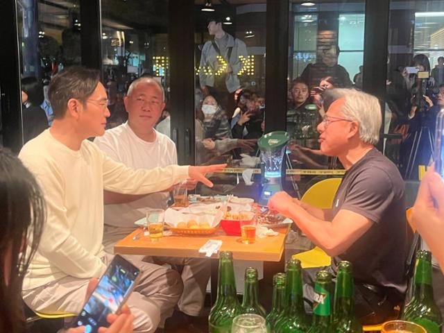 젠슨 황(오른쪽) 엔비디아 최고경영자(CEO), 이재용(왼쪽) 삼성전자 회장, 정의선 현대자동차그룹 회장이 30일 서울 강남구 깐부치킨 삼성점에서 소주와 맥주를 섞은 폭탄주를 마시며 이야기하고 있다. 독자 제공
