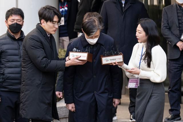 조국(오른쪽 두 번째) 조국혁신당 비상대책위원장이 2023년 2월 3일 서울중앙지법에서 자녀 입시비리 관여·감찰 무마 등 혐의와 관련해 1심에서 징역 2년을 선고받은 뒤 취재진에게 입장을 밝히며 고개를 숙이고 있다. 이한호 기자