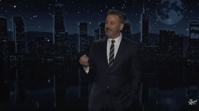 미국 ABC방송 '지미 키멀 라이브'의 진행자 지미 키멀이 30일 유튜브 채널에 공개된 '지미 키멀 라이브' 영상에서 도널드 트럼프 미 대통령이 한국 방문 중 이재명 대통령으로부터 선물받은 '신라 금관'과 관련해 풍자 멘트를 하고 있다. 유튜브 영상 캡처