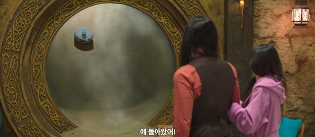 배우 김우빈이 드라마 '다 이루어질지니'에서 로봇청소기를 바라보며 얘 돌아왔어라고 놀라고 있다. PPL이다. 넷플릭스 영상 캡처