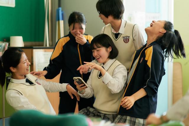 영화 '세계의 주인'이 개봉 이후 독립영화 박스오피스 1위를 지키며 흥행을 이어가고 있다. ㈜바른손이앤에이 제공