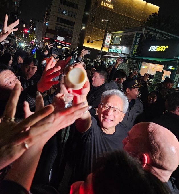 젠슨 황 엔비디아 최고경영자(CEO)가 30일 서울 강남구 깐부치킨 삼성점에서 이재용 삼성전자 회장 및 정의선 현대자동차그룹 회장과 회동하던 도중 매장 밖으로 나와 시민들에게 빙그레의 바나나맛 우유를 나눠주고 있다. 사회관계망서비스(SNS) 캡처