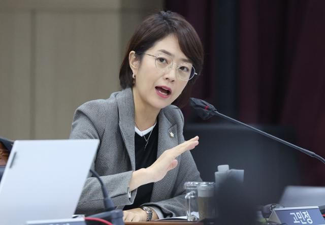 고민정 더불어민주당 의원이 23일 경남 창원시 경남도교육청 2층 강당에서 열린 국회 교육위원회의 부산대·부산대병원·부산대치과병원·경상국립대·경상국립대병원 국정감사에서 질의하고 있다. 연합뉴스