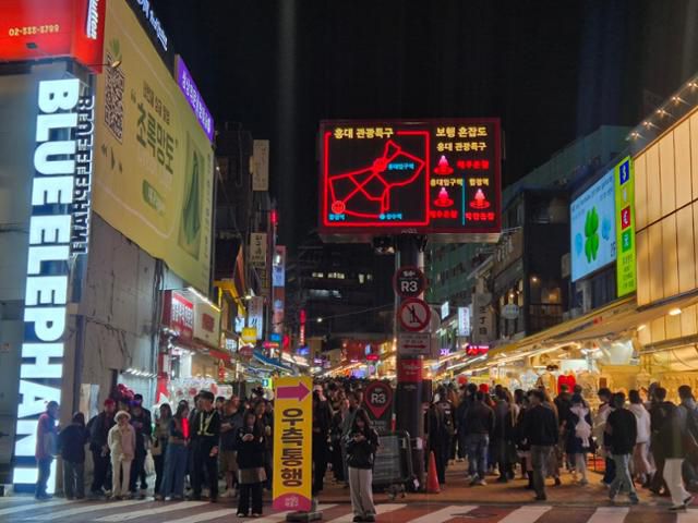 핼러윈을 맞은 31일 축제 분위기인 서울 마포구 홍대 거리에 세워진 전광판에 인파 밀집도가 표시돼 있다. 김나연 기자