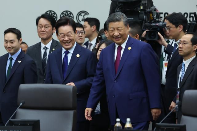 이재명 대통령이 31일 경주화백컨벤션센터(HICO)에서 열린 2025 아시아태평양경제협력체(APEC) 정상회의 제1세션에서 시진핑 중국 국가주석과 입장하고 있다. 경주=연합뉴스