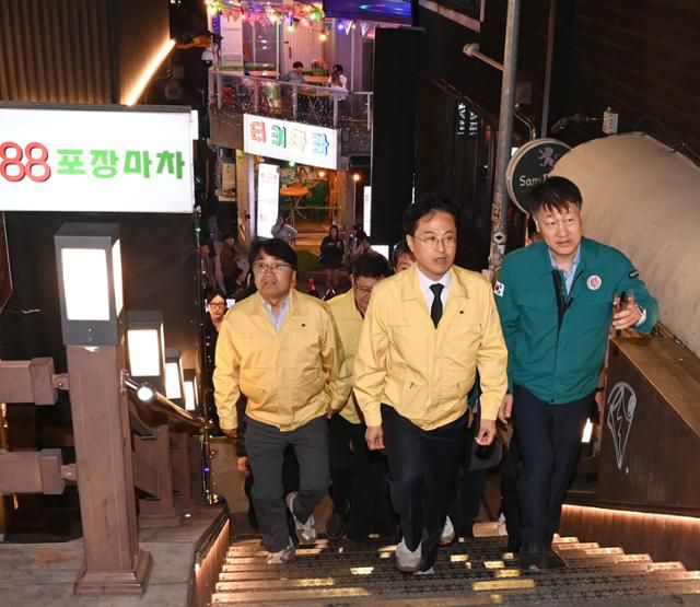 김광용 행정안전부 재난안전관리본부장과 김정우 대통령비서실 국정상황실장이 핼러윈 당일인 31일 서울 이태원 일대를 방문해 인파밀집 예상 구역의 안전관리상황을 점검하고 있다. 행정안전부 제공