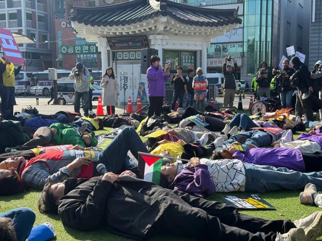 APEC 반대 국제민중행동 조직위원회 관계자들이 1일 오후 경북 경주시 성동동 옛 경주역 광장에서다이인 퍼포먼스를 펼치고 있다. 경주=허유정 기자