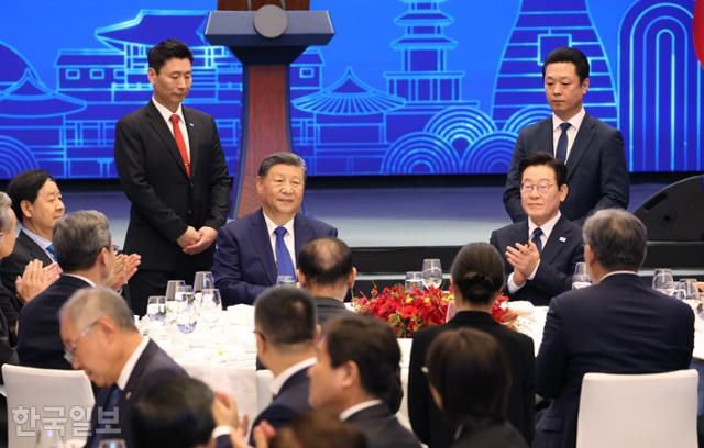 이재명 대통령과 시진핑 중국 국가주석이 1일 경북 경주 한 호텔에서 열린 국빈 만찬에 참석했다. 경주=왕태석 선임기자