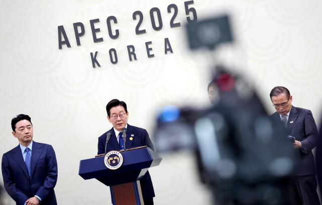 이재명 대통령이 1일 경북 경주화백컨벤션센터(HICO) 내 마련된 APEC(아시아태평양경제협력체) 정상회의 국제미디어센터(IMC)에서 기자회견을 하고 있다. 경주=뉴시스