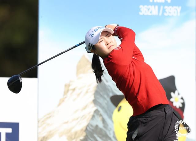 고지원이 2일 제주 엘리시안 제주 컨트리클럽에서 진행된 한국여자프로골프(KLPGA) 투어 S-OIL 챔피언십 최종 라운드 2번 홀에서 티샷을 하고 있다. KLPGA 제공
