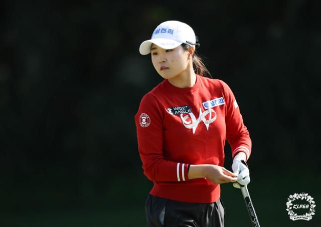 고지원이 2일 제주 엘리시안 제주 컨트리클럽에서 진행된 한국여자프로골프(KLPGA) 투어 S-OIL 챔피언십 최종 라운드 2번 홀을 마치고 홀아웃하고 있다. KLPGA 제공