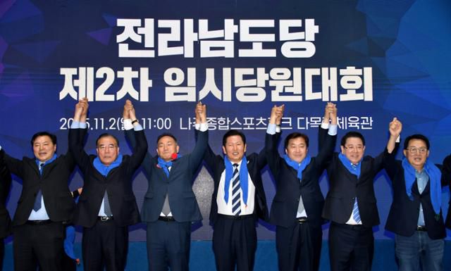 정청래(왼쪽 네 번째) 더불어민주당 대표와 김영록(다섯 번째) 전남도지사 등이 2일 전남 나주 나주종합스포츠파크에서 만나 기념사진을 촬영하고 있다. 나주=뉴시스